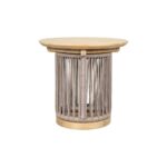 Een ronde houten bijzettafel met een glad bovenblad. De basis is voorzien van verticale touwdetails, waardoor een kooi-achtige uitstraling ontstaat. De tafel heeft een natuurlijke afwerking, waarbij de houtnerf en neutrale tinten worden benadrukt.