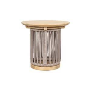 Een ronde houten bijzettafel met een glad bovenblad. De basis is voorzien van verticale touwdetails, waardoor een kooi-achtige uitstraling ontstaat. De tafel heeft een natuurlijke afwerking, waarbij de houtnerf en neutrale tinten worden benadrukt.