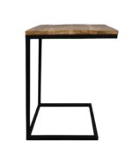 Zijaanzicht van een moderne, minimalistische C-vormige tafel. Het heeft een houten blad en een zwart metalen frame. De tafel is ontworpen om onder een bank of stoel te schuiven voor het gemak.