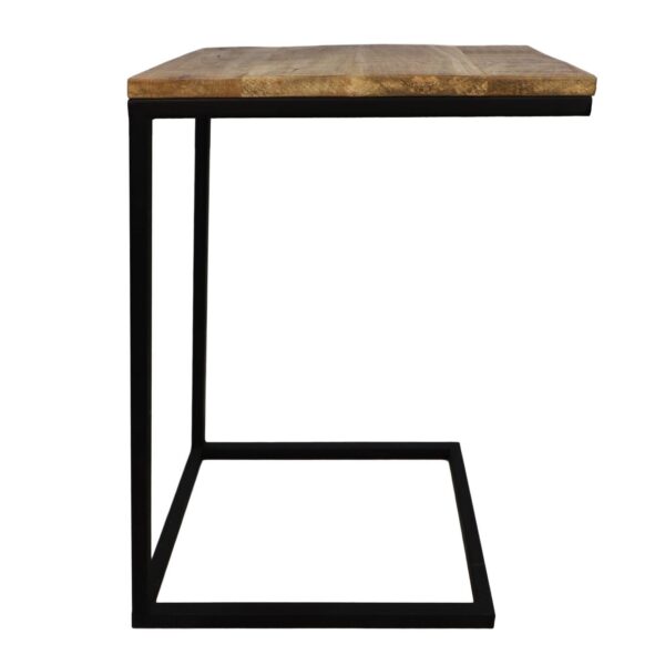 Zijaanzicht van een moderne, minimalistische C-vormige tafel. Het heeft een houten blad en een zwart metalen frame. De tafel is ontworpen om onder een bank of stoel te schuiven voor het gemak.