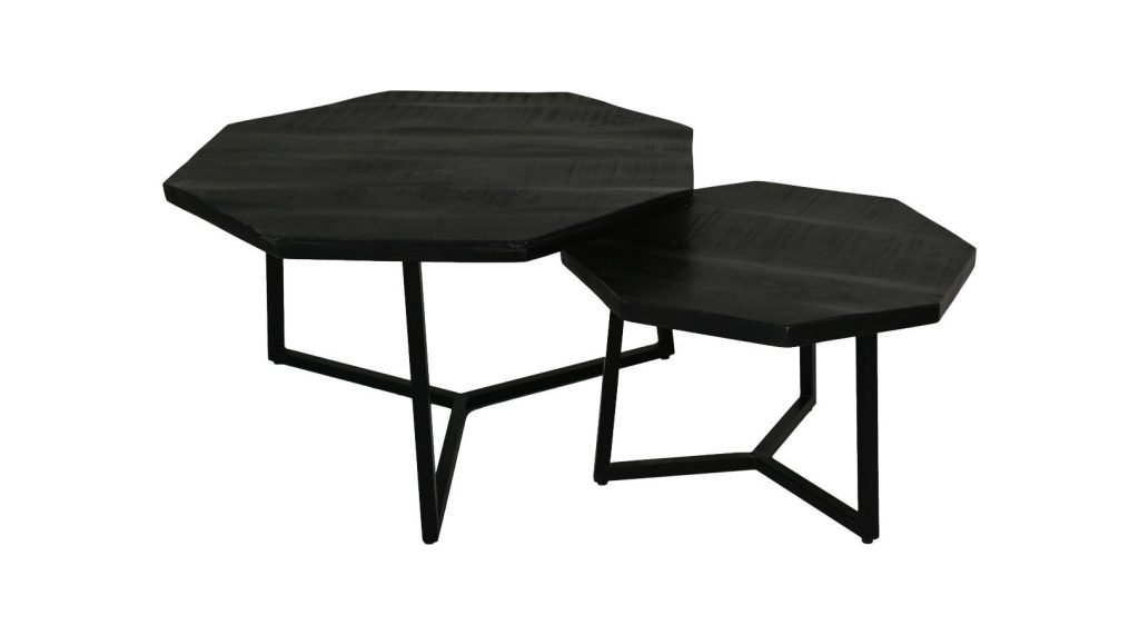 Twee geneste zwarte achthoekige tafels met dunne metalen poten, een grotere en een kleinere. Het ontwerp is minimalistisch en modern, met een focus op geometrische vormen.
