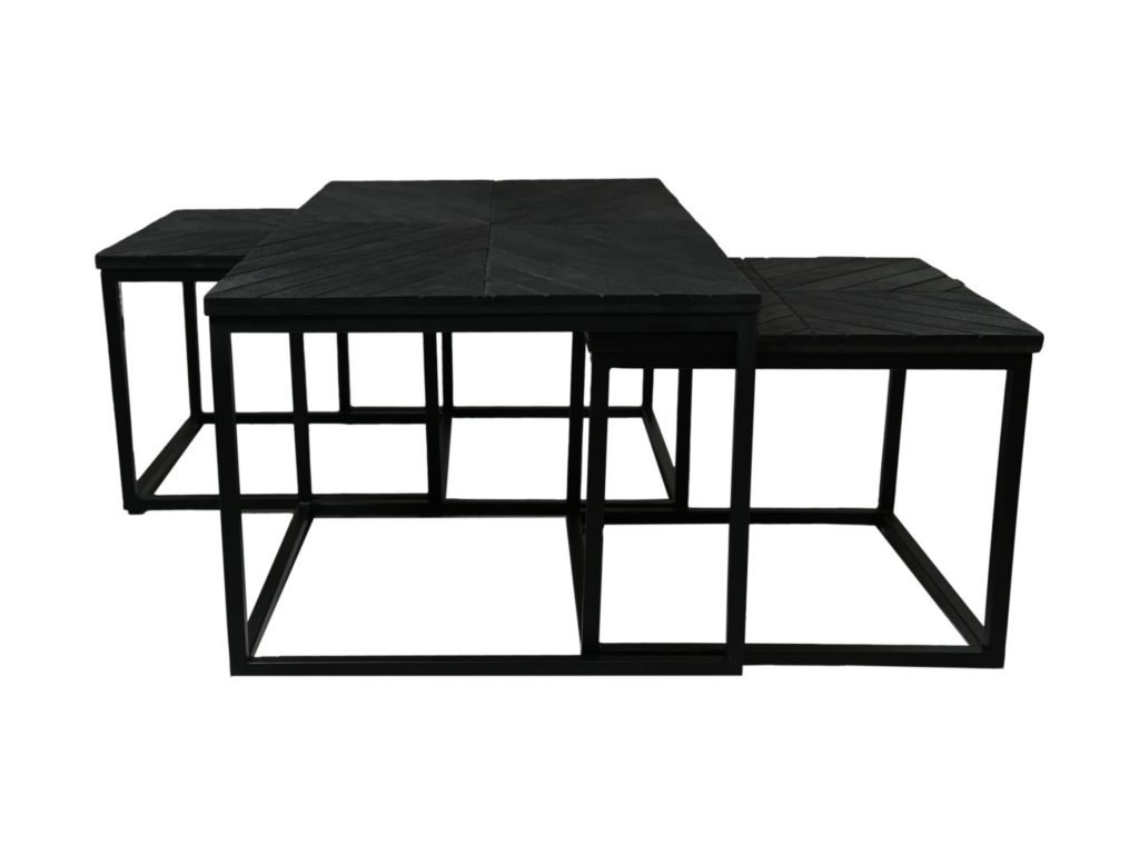 Drie moderne, zwarte nesttafels met geometrische, open metalen onderstellen en vierkante bladen zijn bij elkaar geplaatst. De tafels hebben een strak en minimalistisch design, met de grootste in het midden en twee kleinere gedeeltelijk daaronder.