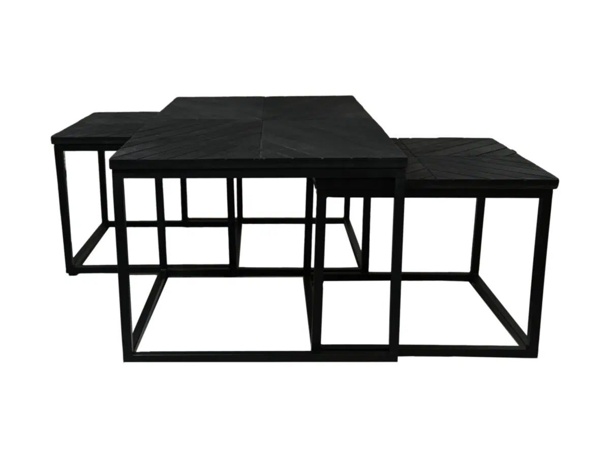 Drie moderne, zwarte nesttafels met geometrische, open metalen onderstellen en vierkante bladen zijn bij elkaar geplaatst. De tafels hebben een strak en minimalistisch design, met de grootste in het midden en twee kleinere gedeeltelijk daaronder.