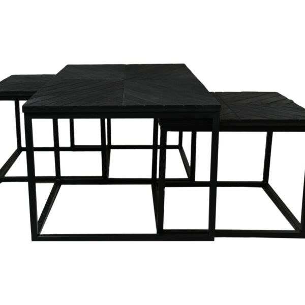 Drie moderne, zwarte nesttafels met geometrische, open metalen onderstellen en vierkante bladen zijn bij elkaar geplaatst. De tafels hebben een strak en minimalistisch design, met de grootste in het midden en twee kleinere gedeeltelijk daaronder.