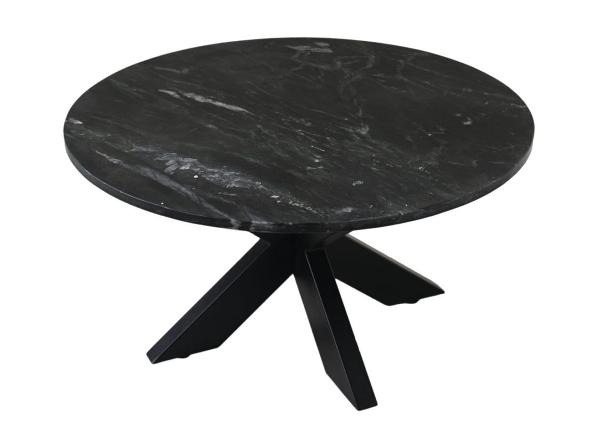 Een ronde, donkere marmeren tafel met subtiele witte aders, ondersteund door een moderne zwarte driepoot.
