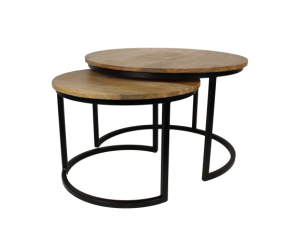 Een paar ronde nesttafels met houten bovenkanten en zwarte metalen frames. De kleinere tafel past gedeeltelijk onder de grotere, wat hun moderne en minimalistische design laat zien.
