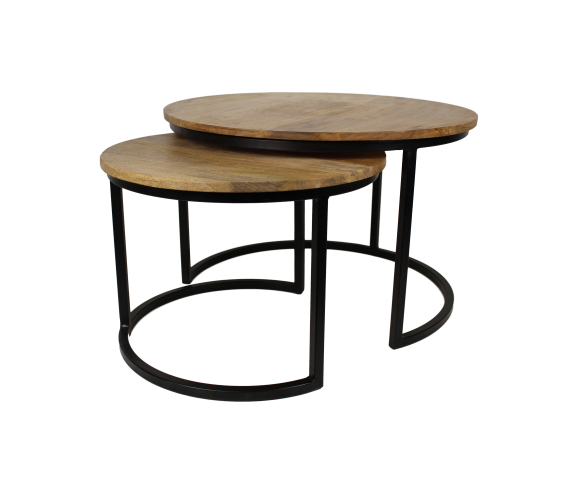 Een paar ronde nesttafels met houten bovenkanten en zwarte metalen frames. De kleinere tafel past gedeeltelijk onder de grotere, wat hun moderne en minimalistische design laat zien.