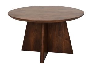 Een ronde houten tafel met een donkerbruine afwerking. Het tafelblad is glad en de tafel wordt ondersteund door een stevige voet met een kruisvormig ontwerp.