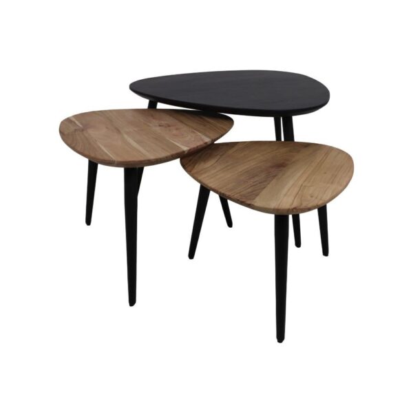 Drie in elkaar passende, driehoekige salontafels met elk drie poten. Twee tafels hebben een natuurlijk houten oppervlak en de derde is zwart. De tafels zijn op verschillende hoogtes geplaatst, waardoor een gelaagde look ontstaat.