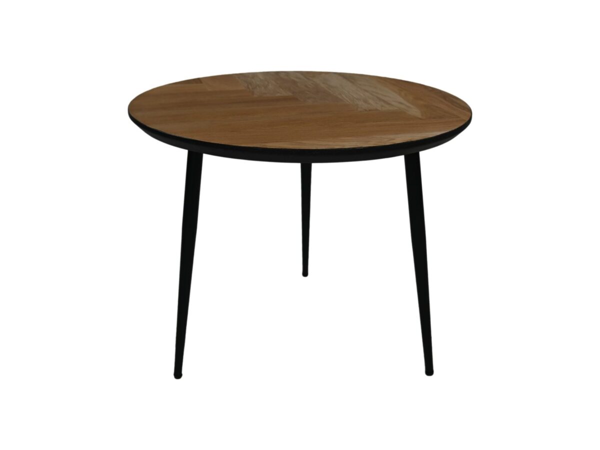 Ronde houten tafel met een visgraatmotief op het oppervlak, ondersteund door drie slanke zwarte metalen poten. De tafel heeft een minimalistisch, modern design.