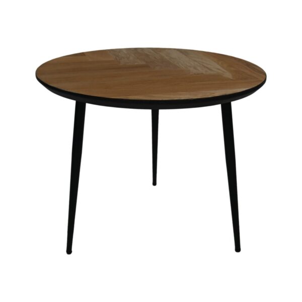 Ronde houten tafel met een visgraatmotief op het oppervlak, ondersteund door drie slanke zwarte metalen poten. De tafel heeft een minimalistisch, modern design.