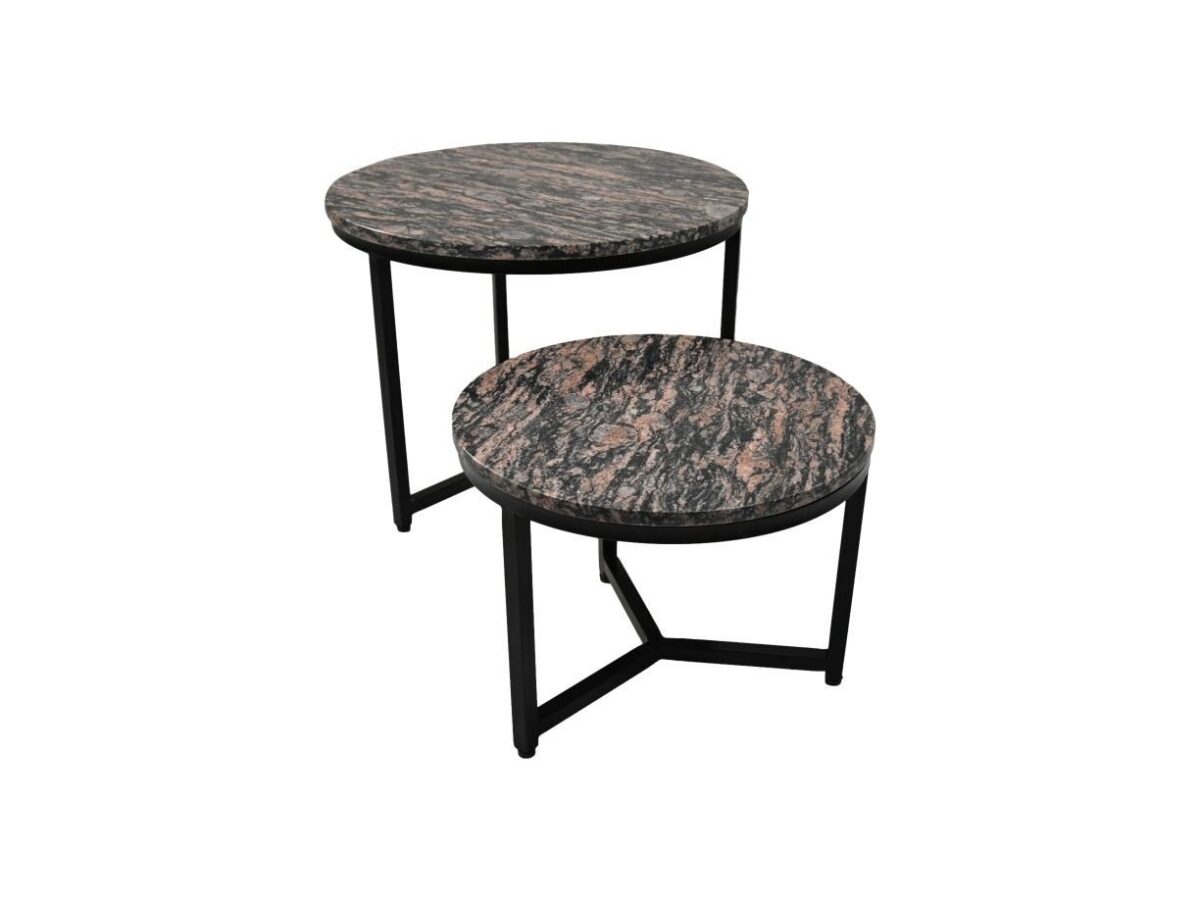 Twee ronde bijzettafels met zwarte metalen poten en marmerpatroonbladen. De ene tafel is iets hoger dan de andere, waardoor ze gedeeltelijk overlappen als ze tegen elkaar worden geplaatst. Het marmerpatroon bevat tinten zwart, roze en grijs.