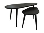 Twee moderne, donkere houten salontafels met afgeronde driehoekige bladen en elk drie taps toelopende poten. De kleinere tafel is gedeeltelijk genesteld onder de grotere, wat een minimalistisch ontwerp laat zien.