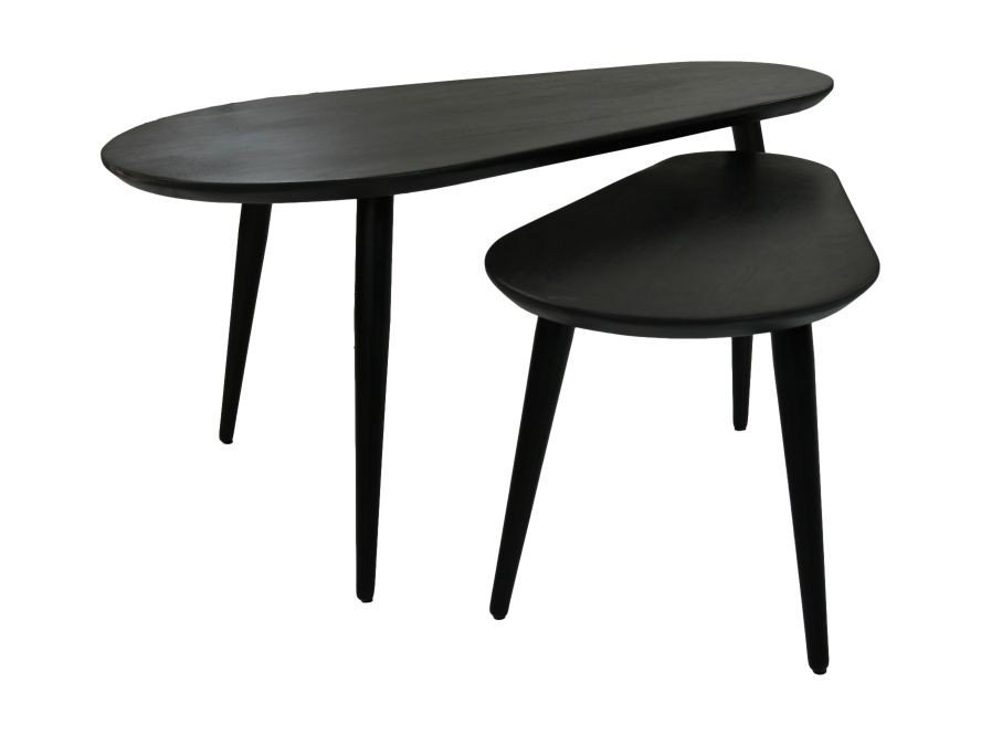 Twee moderne, donkere houten salontafels met afgeronde driehoekige bladen en elk drie taps toelopende poten. De kleinere tafel is gedeeltelijk genesteld onder de grotere, wat een minimalistisch ontwerp laat zien.