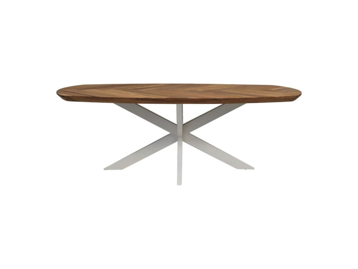 Een houten ovale tafel met een visgraatmotief op het blad, met een witte, X-vormige basis. De tafel staat in het midden tegen een effen witte achtergrond.