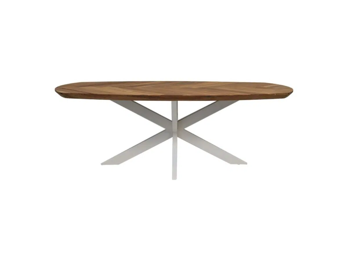 Een houten ovale tafel met een visgraatmotief op het blad, met een witte, X-vormige basis. De tafel staat in het midden tegen een effen witte achtergrond.