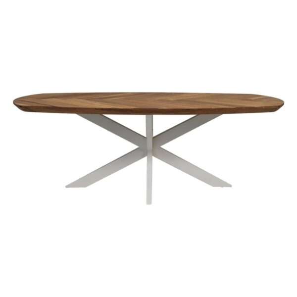 Een houten ovale tafel met een visgraatmotief op het blad, met een witte, X-vormige basis. De tafel staat in het midden tegen een effen witte achtergrond.