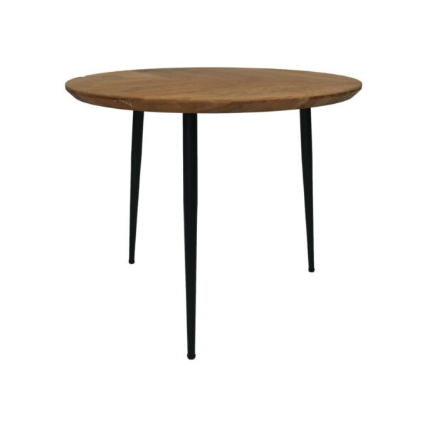 Een ronde houten tafel met een natuurlijke afwerking en zwarte metalen poten. Het tafelblad heeft een glad oppervlak met zichtbare houtnerfpatronen. De tafel is eenvoudig en modern van ontwerp.