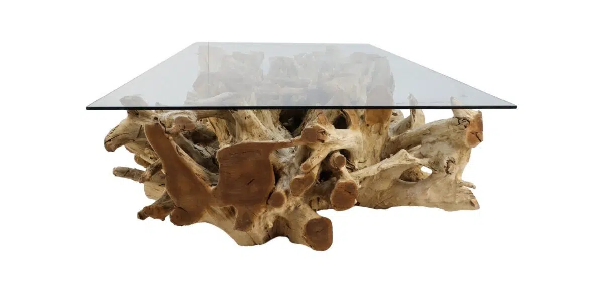 Een moderne salontafel met een helder glazen blad dat rust op een basis van ingewikkeld verweven, natuurlijke stukken drijfhout. Het hout vertoont verschillende texturen en tinten, wat een rustieke maar elegante uitstraling creëert.