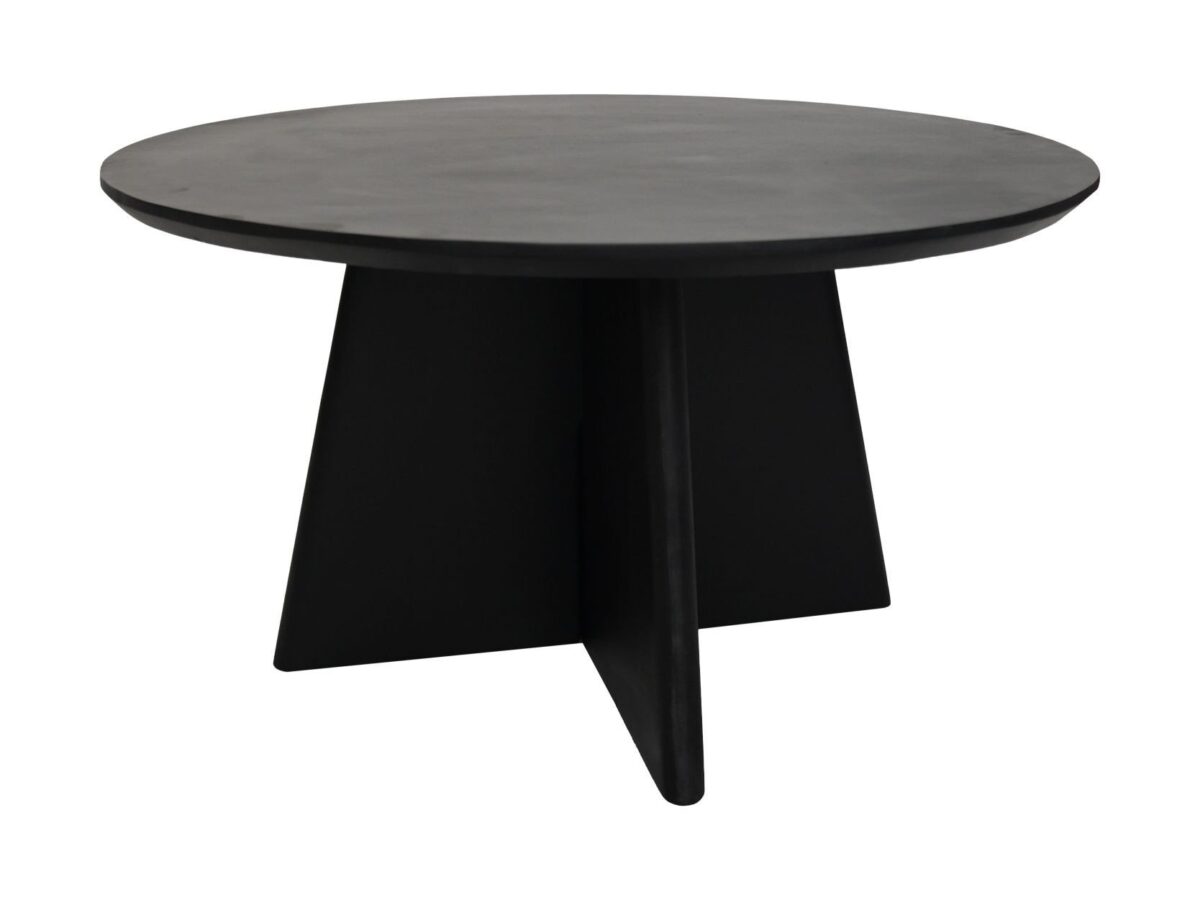 Een strakke, moderne zwarte salontafel met een rond blad en een uniek, driehoekig onderstel, wat zorgt voor een eigentijdse uitstraling.