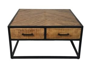 Vierkante houten salontafel met een visgraatmotief aan de bovenkant, met twee lades aan de voorkant met zwarte handgrepen. De tafel heeft een zwart metalen frame en een minimalistisch design.