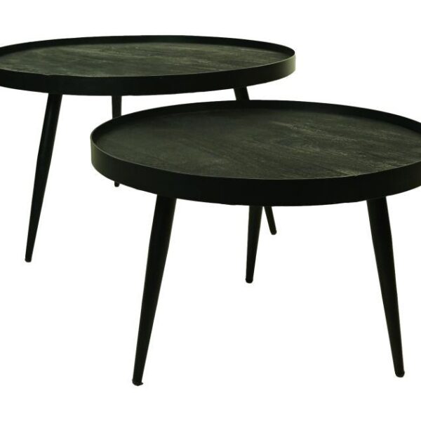 Twee ronde zwarte bijzettafels met een strak, minimalistisch design. Elke tafel heeft een glad oppervlak en drie taps toelopende poten. Ze staan dicht bij elkaar, waarbij de ene tafel iets hoger is dan de andere.