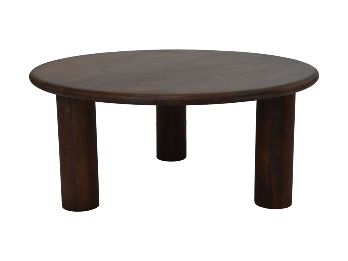 Een ronde houten tafel met een donkere afwerking, met een eenvoudig ontwerp met drie cilindervormige poten.