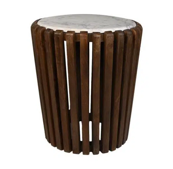 Houten kruk met verticale spijlen en een rond marmeren blad.