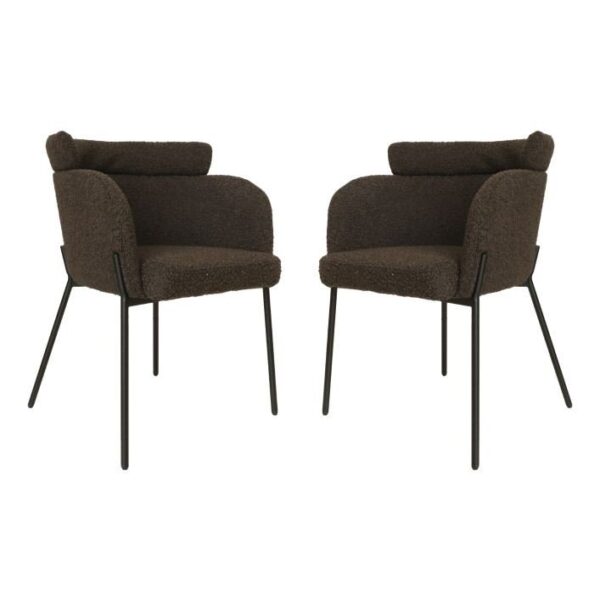 Twee bijpassende stoelen met donkerbruine, getextureerde bekleding en slanke zwarte metalen poten. Elke stoel heeft een ronde rugleuning en armleuningen, die lichtjes naar elkaar toe gericht zijn tegen een effen witte achtergrond.
