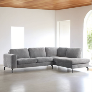 De moderne woonkamer is voorzien van de 3 zits hoek rechts, stof Perfect Harmony 82, R311 grijs L-vormige hoekbank met zwarte poten, tegen witte muren, een licht houten plafond en grote ramen die de ruimte vullen met natuurlijk licht.