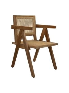 Een houten stoel met een minimalistisch design, met een gevlochten rieten rugleuning en zitting. De stoel heeft armleuningen en schuine poten, wat een vintage maar toch moderne look creëert.