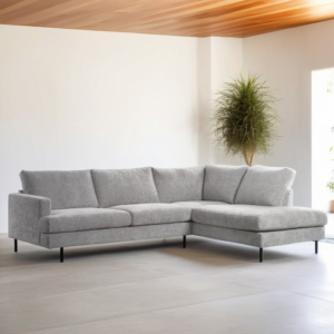 Een moderne 3-zits hoek rechts bank in Haga 08 stof E920 naturel staat op slanke zwarte poten in een minimalistische woonkamer met witte muren, grote tegels, een houten plafond en een hoge potplant in de hoek.
