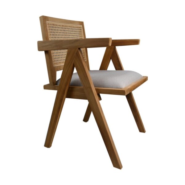 Houten stoel met hoekige poten en armleuningen, met een geweven rotan rugleuning. De zitting is bekleed met grijze stof. De stoel heeft een modern, minimalistisch design.