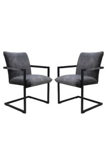 Twee moderne stoelen met zwarte metalen frames en donkergrijze, gewatteerde zittingen en rugleuningen. De stoelen hebben rechte armleuningen en een minimalistisch design, tegenover elkaar geplaatst op een witte achtergrond.