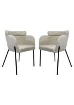 Twee moderne stoelen met lichtgrijze, getextureerde bekleding en zwarte metalen poten. De stoelen hebben afgeronde rugleuningen en armleuningen, wat een gezellige en stijlvolle uitstraling creëert. Ze staan tegenover elkaar.