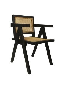 Een moderne stoel met een zwart houten frame met armleuningen en een gevlochten rieten zitting en rugleuning. Het ontwerp is hoekig en minimalistisch, met rechte lijnen en een stoere uitstraling.