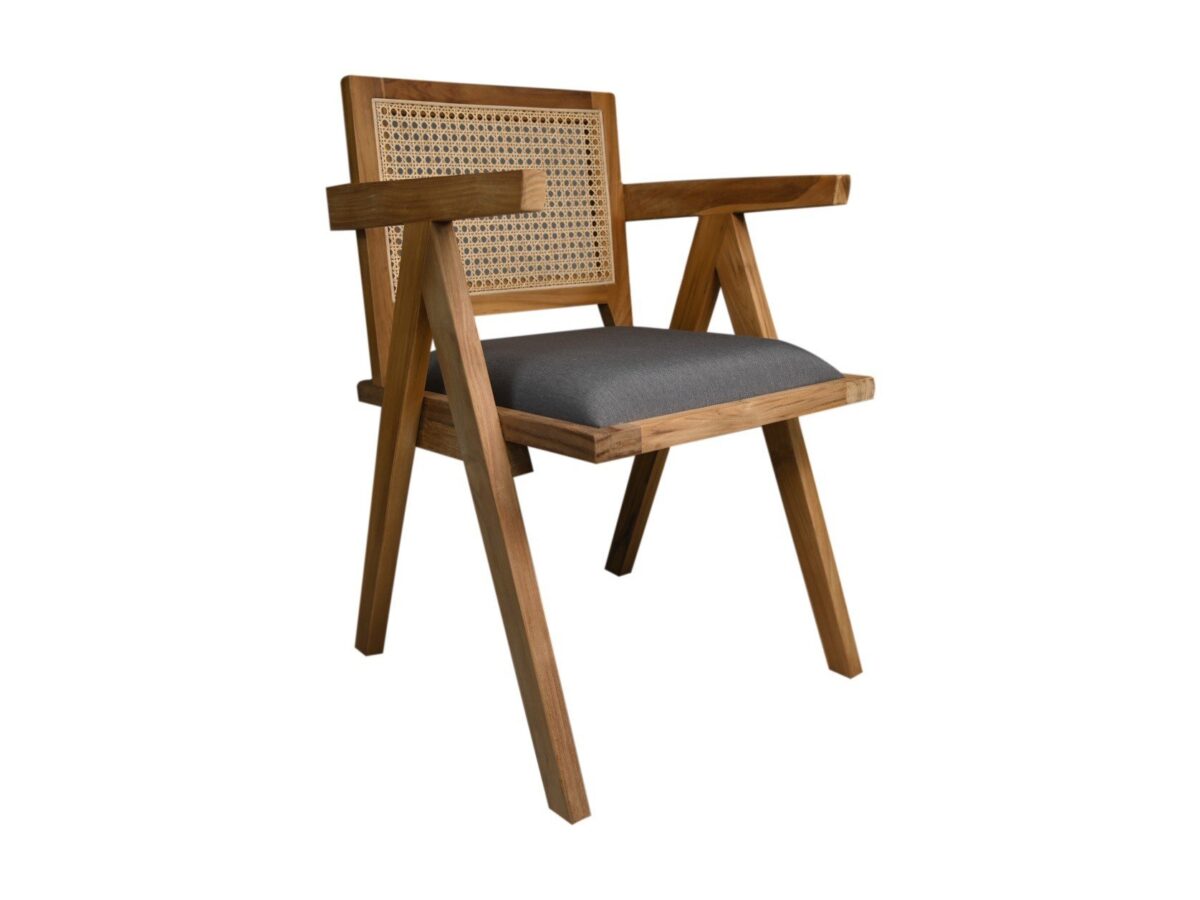 Een houten stoel met schuine poten en armleuningen, met een geweven rugleuning en een gewatteerde grijze zitting. Het ontwerp combineert moderne en klassieke stijlen. De stoel staat op een effen witte achtergrond.