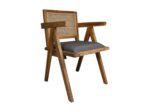 Een houten stoel met schuine poten en armleuningen, met een geweven rugleuning en een gewatteerde grijze zitting. Het ontwerp combineert moderne en klassieke stijlen. De stoel staat op een effen witte achtergrond.