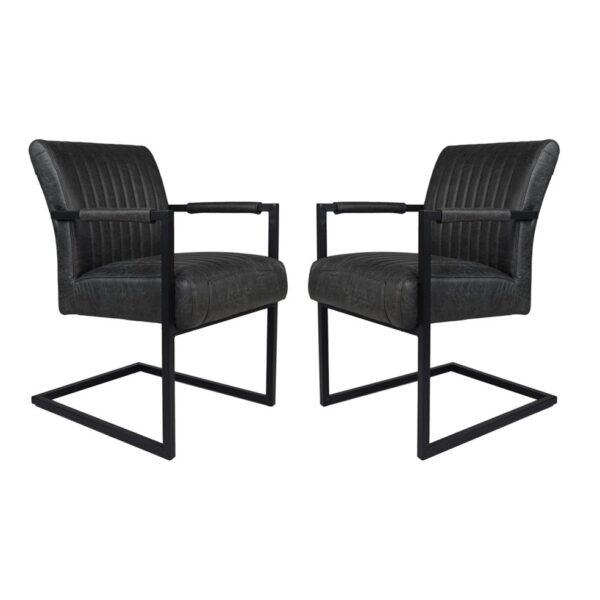 Twee moderne, donkergrijze stoelen met zachte zittingen en rugleuningen, ondersteund door strakke zwarte metalen frames. De stoelen hebben armleuningen en een minimalistisch, cantilever design, tegenover elkaar. Witte achtergrond.