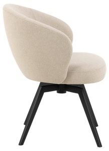 Zijaanzicht van een moderne, beige gestoffeerde stoel met een ronde rugleuning en zitting, ondersteund door vier schuin geplaatste, zwarte metalen poten.
