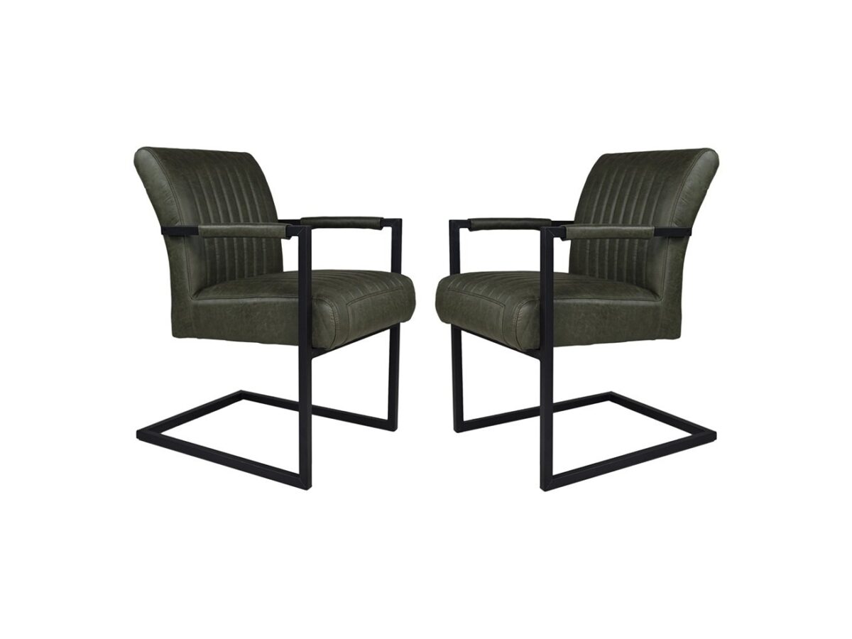 Twee groene fluwelen stoelen met zwarte metalen frames staan tegenover elkaar. Hun ontwerp heeft een cantileverbasis en verticale stiksels op de rugleuningen, wat zorgt voor een moderne en strakke uitstraling.