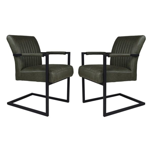 Twee groene fluwelen stoelen met zwarte metalen frames staan tegenover elkaar. Hun ontwerp heeft een cantileverbasis en verticale stiksels op de rugleuningen, wat zorgt voor een moderne en strakke uitstraling.