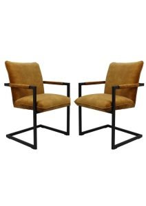 Twee moderne fauteuils met mosterdkleurige kussens en zwarte metalen frames staan tegenover elkaar. De stoelen hebben een minimalistisch design en staan tegen een effen witte achtergrond.