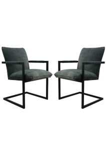 Twee groene stoelen met kussens en moderne zwarte metalen frames staan tegenover elkaar. De stoelen hebben armleuningen en een strak, minimalistisch design.