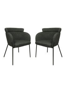 Twee moderne, groen gestoffeerde stoelen met ronde rugleuningen en armleuningen, ondersteund door zwarte, slanke metalen poten, staan tegenover elkaar.