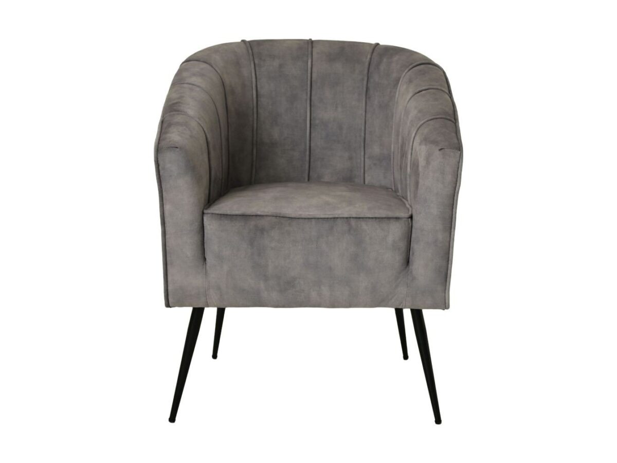 Grijze, gestoffeerde fauteuil met een gewatteerde zitting en rugleuning met verticale stiksels. De stoel heeft vier slanke zwarte poten, wat hem een moderne en elegante uitstraling geeft.
