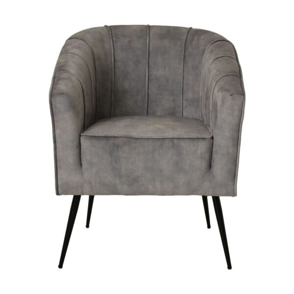 Grijze, gestoffeerde fauteuil met een gewatteerde zitting en rugleuning met verticale stiksels. De stoel heeft vier slanke zwarte poten, wat hem een moderne en elegante uitstraling geeft.
