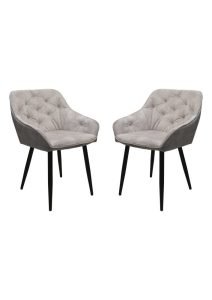 Twee elegante, gecapitonneerde fauteuils met lichtgrijze bekleding en zwarte, taps toelopende poten, tegenover elkaar. De stoelen hebben een modern design en een comfortabele, gewatteerde uitstraling.