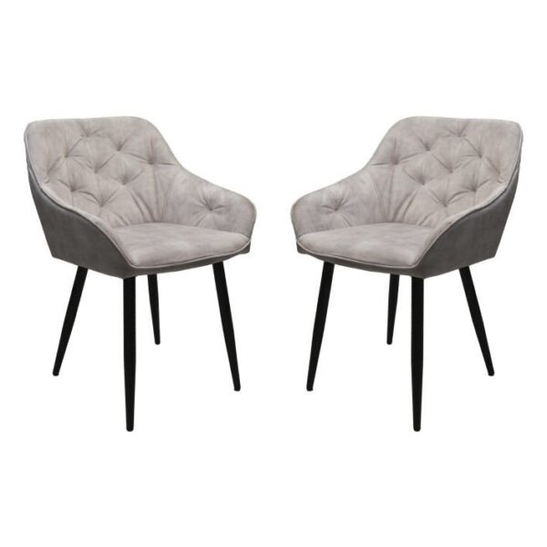 Twee elegante, gecapitonneerde fauteuils met lichtgrijze bekleding en zwarte, taps toelopende poten, tegenover elkaar. De stoelen hebben een modern design en een comfortabele, gewatteerde uitstraling.