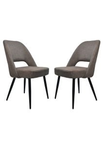 Twee moderne stoelen met bruine bekleding en strakke, gebogen rugleuningen tegenover elkaar. Elke stoel heeft vier zwarte, taps toelopende poten. Het ontwerp is eenvoudig en eigentijds.